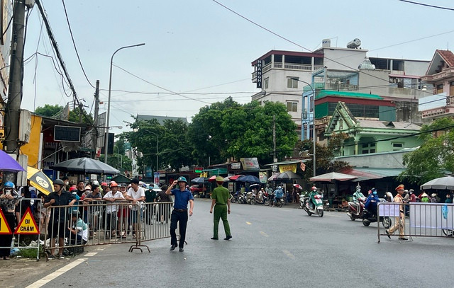 Hai bên lối vào cầu Phong Châu bị lực lượng chức năng phong tỏa Hai bên lối vào cầu Phong Châu bị lực lượng chức năng phong tỏa