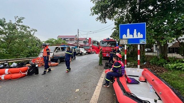 Nhiều lực lượng và phương tiện được huy động đến hiện trường sẵn sàng cứu nạn, cứu hộ. Nhiều lực lượng và phương tiện được huy động đến hiện trường sẵn sàng cứu nạn, cứu hộ.