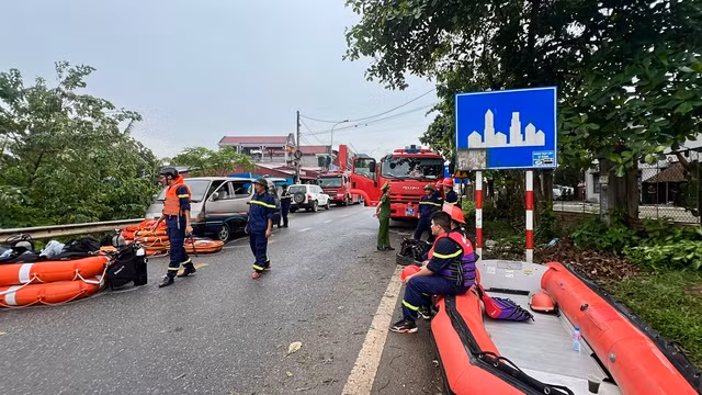 Nhiều lực lượng và phương tiện được huy động đến hiện trường sẵn sàng cứu nạn, cứu hộ.