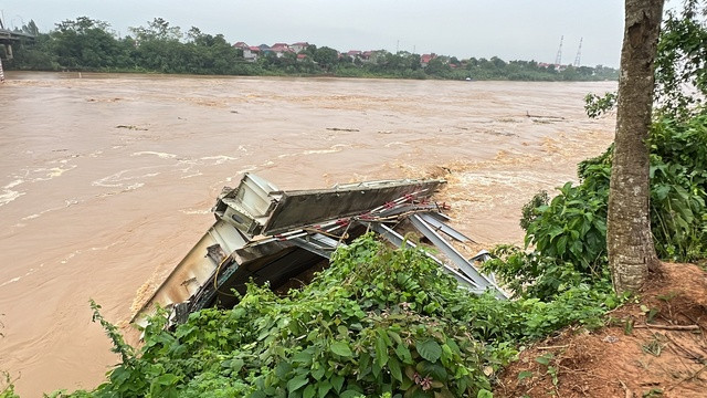 Một phần cầu trôi vào ven bờ cách vị trí cầu khoảng 50 m. Một phần cầu trôi vào ven bờ cách vị trí cầu khoảng 50 m.