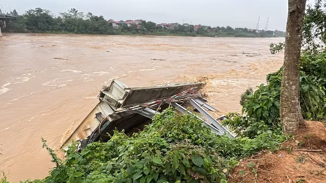 Một phần cầu trôi vào ven bờ cách vị trí cầu khoảng 50 m.