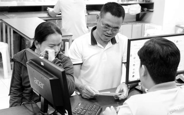 Thí sinh và phụ huynh đến trực tiếp các trường ĐH để được tư vấn. Ảnh ĐÀO NGỌC THẠCH Thí sinh và phụ huynh đến trực tiếp các trường ĐH để được tư vấn. Ảnh ĐÀO NGỌC THẠCH