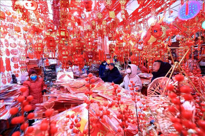 Người dân mua đồ trang trí chuẩn bị cho Tết Nguyên đán tại tỉnh Hà Bắc, Trung Quốc. Ảnh: THX/TTXVN Người dân mua đồ trang trí chuẩn bị cho Tết Nguyên đán tại tỉnh Hà Bắc, Trung Quốc. Ảnh: THX/TTXVN