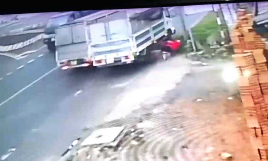 Xe tải lấn phải vượt ẩu gây tai nạn với xe máy khiến 3 người bị thương rồi bỏ chạy (Ảnh cắt từ clip) Xe tải lấn phải vượt ẩu gây tai nạn với xe máy khiến 3 người bị thương rồi bỏ chạy (Ảnh cắt từ clip)