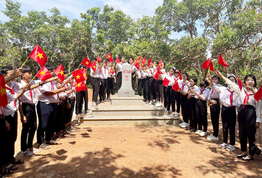 Các em học sinh Trường THCS Chu Văn An (xã Ia O, huyện Ia Grai) tham quan cột mốc 25 (3). Ảnh: P.D