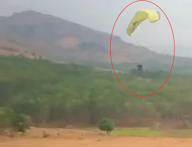 Khoảnh khắc lúc phi công không may gặp nạn