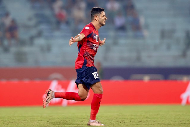 Leo Artur ghi tuyệt phẩm sút xa. ẢNH: MINH TÚ