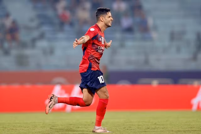 Leo Artur ghi tuyệt phẩm sút xa. ẢNH: MINH TÚ