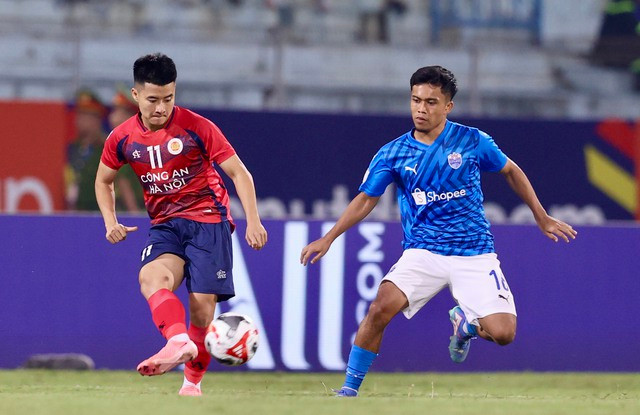 CLB CAHN (áo đỏ) đọ sức đối thủ mạnh. ẢNH: MINH TÚ