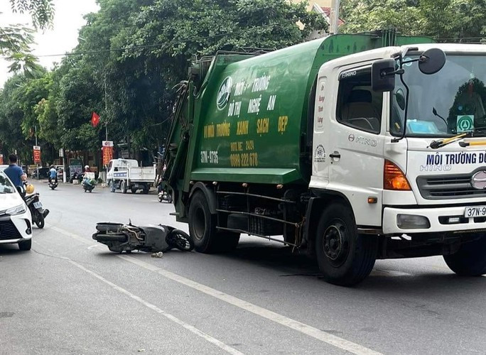Hiện trường vụ tai nạn giao thông khiến người phụ nữ đi xe máy tử vong