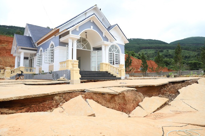 Nhà người dân bên cạnh dự án bị sụt lún nghiêm trọng, không thể ở được.