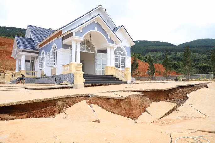 Nhà người dân bên cạnh dự án bị sụt lún nghiêm trọng, không thể ở được.