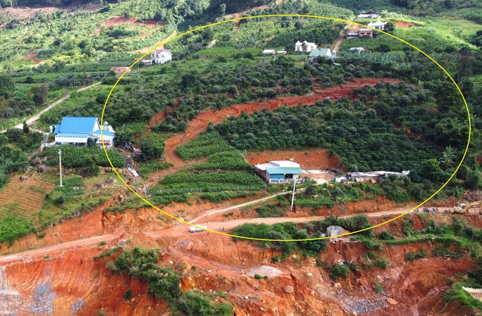 Vết nứt lớn trên một cung sạt trượt đe dọa nhà dân bên cạnh dự án hồ chứa nước.