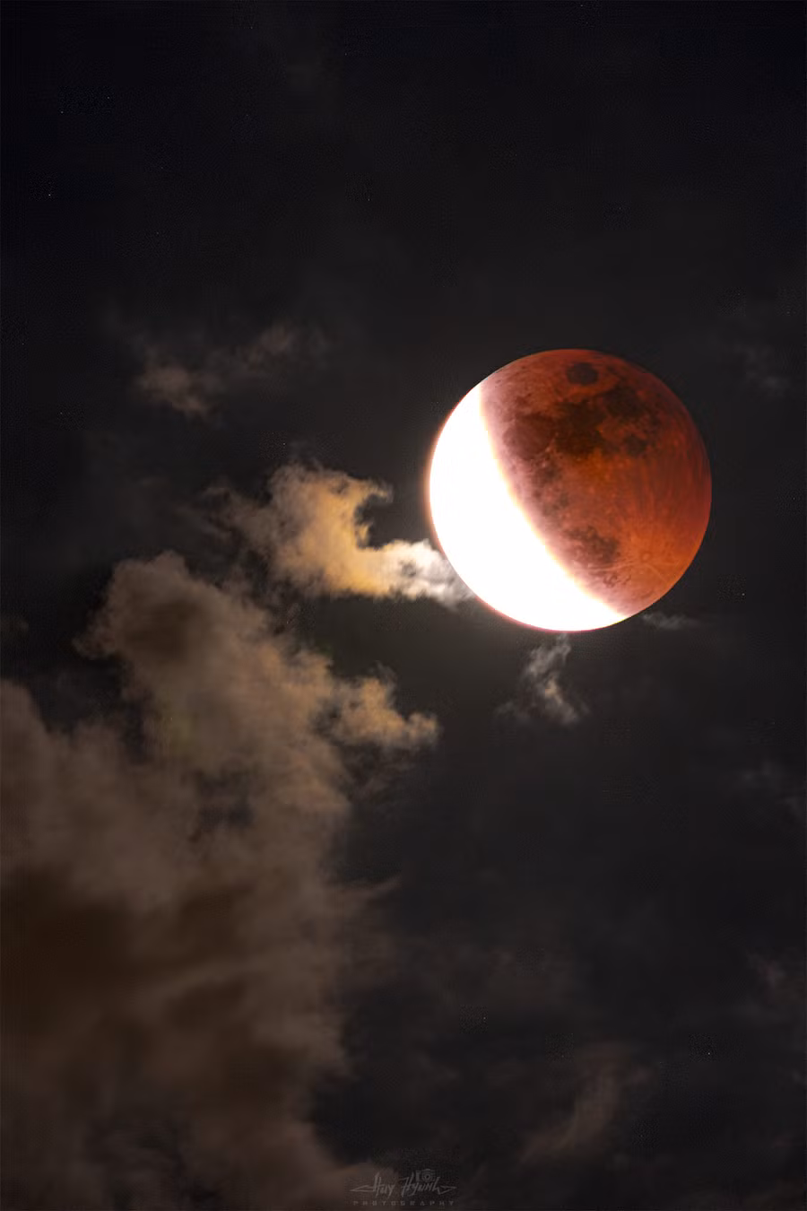 Nguyệt thực nửa tối sẽ bắt đầu lúc 22 giờ 14 ngày 5.5, đạt cực đại với tỷ lệ đi vào vùng nửa tối là 96,4%. Ảnh: Huy Huynh