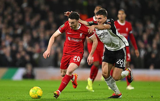 Pahilnha tranh bóng quyết liệt với Diogo Jota Pahilnha tranh bóng quyết liệt với Diogo Jota