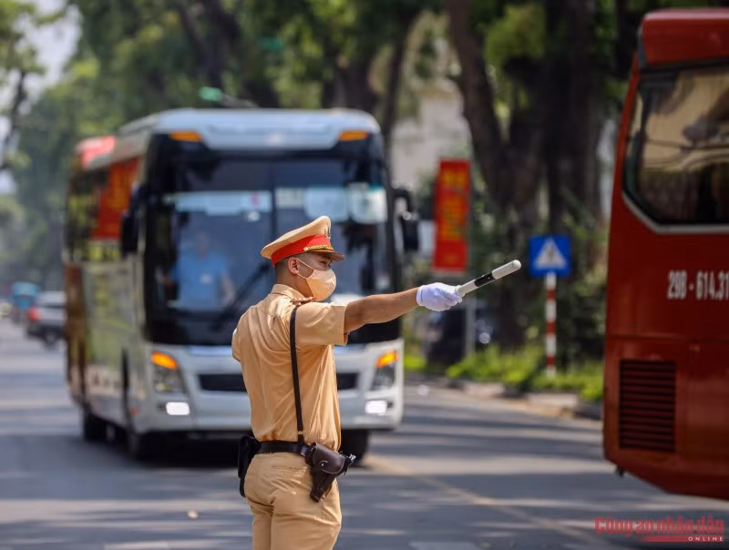 Cảnh sát giao thông bảo đảm trật tự an toàn giao thông trên các tuyến đường.