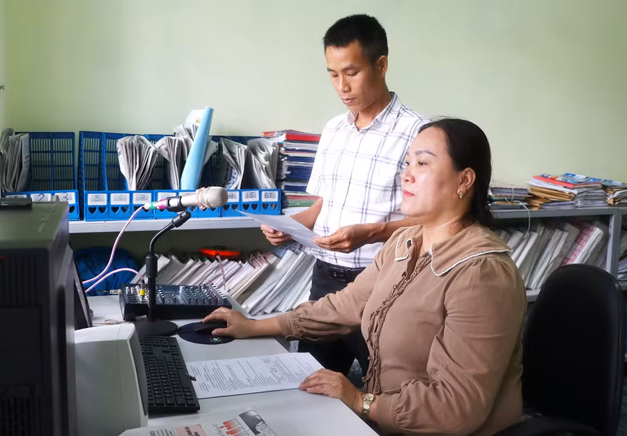 Ông Cao Thanh Cường-Phó Chủ tịch UBND phường An Phú kiểm tra thông tin trước khi phát trên hệ thống loa truyền thanh. Ảnh: N.M