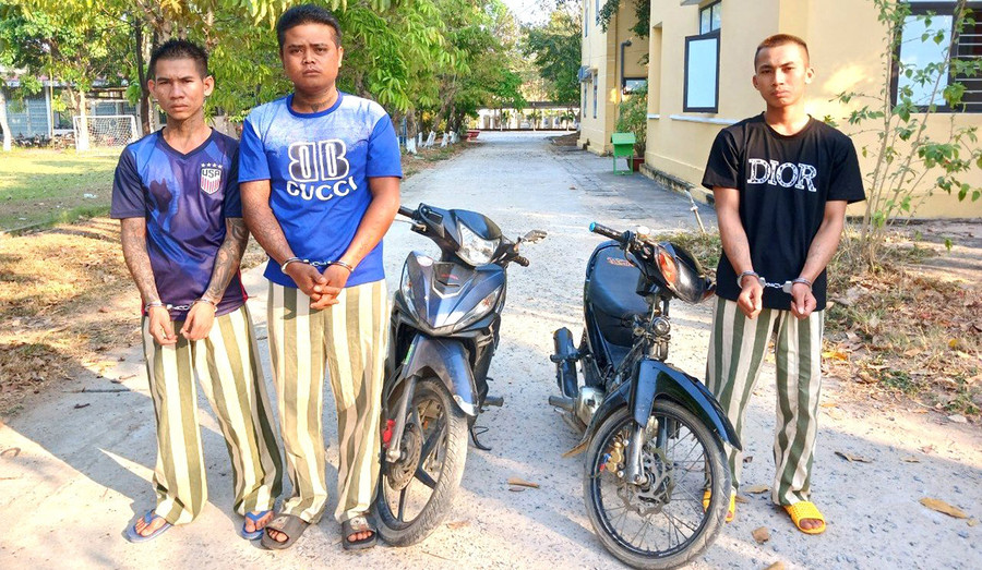 Nhóm đối tượng từ trái sang: Siu Đét, Kpă Phe, Siu Ji cùng tang vật. Ảnh: H.T Nhóm đối tượng từ trái sang: Siu Đét, Kpă Phe, Siu Ji cùng tang vật. Ảnh: H.T