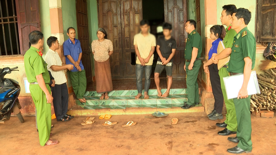 Tổ công tác xã Ia Chía, huyện Ia Grai tuyên truyền cá biệt tại cơ sở. Ảnh: H.T Tổ công tác xã Ia Chía, huyện Ia Grai tuyên truyền cá biệt tại cơ sở. Ảnh: H.T