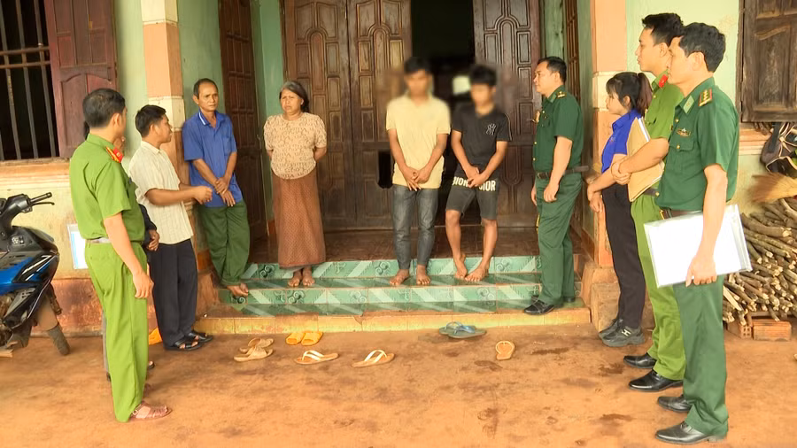 Tổ công tác xã Ia Chía, huyện Ia Grai tuyên truyền cá biệt tại cơ sở. Ảnh: H.T