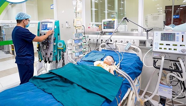 Trẻ bị nhiễm trùng huyết nguy kịch do vi khuẩn tụ cầu vàng điều trị tại Bệnh viện Nhi Trung ương.