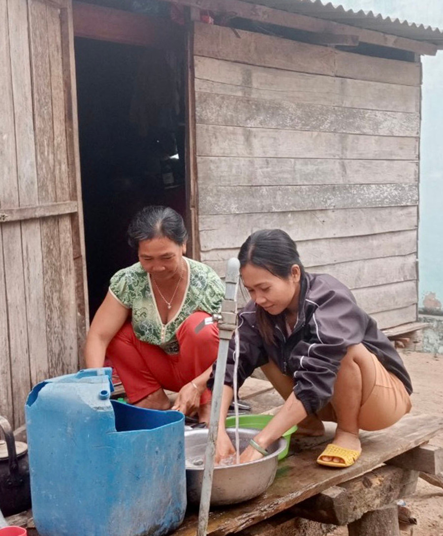 Chị H'Trên (bên phải) cùng với người nhà sử dụng nước sạch từ công trình cấp nước tập trung. Ảnh: H.T Chị H'Trên (bên phải) cùng với người nhà sử dụng nước sạch từ công trình cấp nước tập trung. Ảnh: H.T
