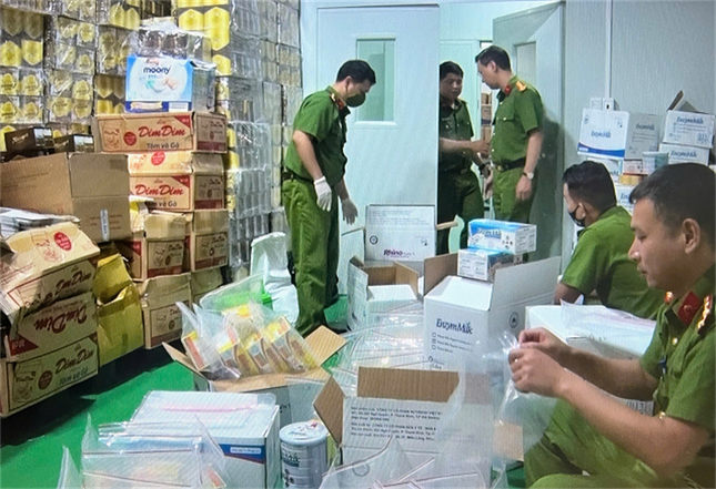 Lực lượng chức năng tiến hành kiểm tra, thu giữ một số các sản phẩm sữa tại kho hàng Công ty CP sữa Hà Lan tại TP Chí Linh, tỉnh Hải Dương. Lực lượng chức năng tiến hành kiểm tra, thu giữ một số các sản phẩm sữa tại kho hàng Công ty CP sữa Hà Lan tại TP Chí Linh, tỉnh Hải Dương.