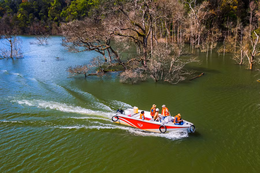 Khám phá lòng hồ trên những chuyến thuyền du lịch hoặc ca nô.