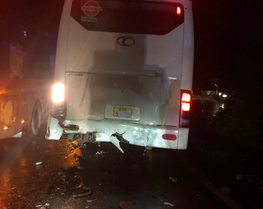 Phần đuôi xe khách tại hiện trường. Ảnh: Phạm Duy