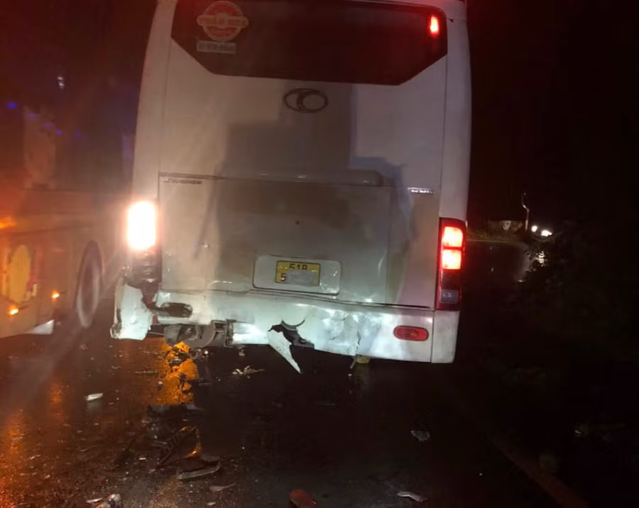 Phần đuôi xe khách tại hiện trường. Ảnh: Phạm Duy