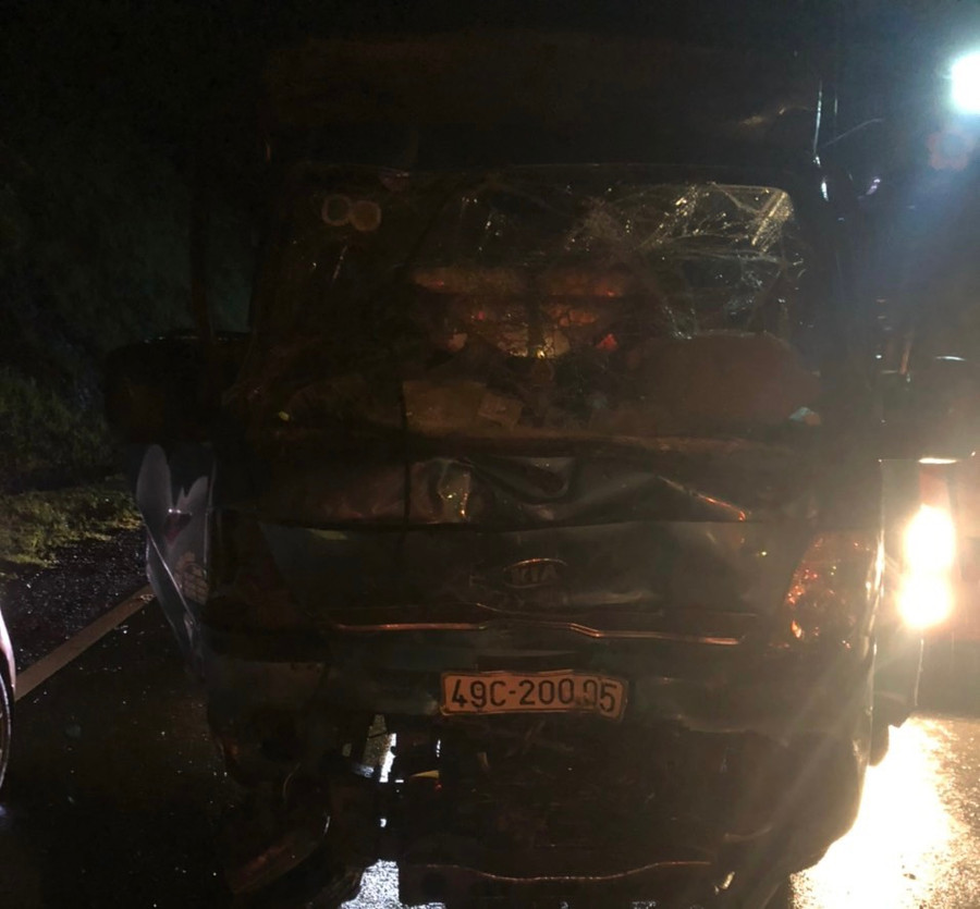 Đầu xe tải biến dạng sau cú tông đuôi xe khách. Ảnh: Phạm Duy