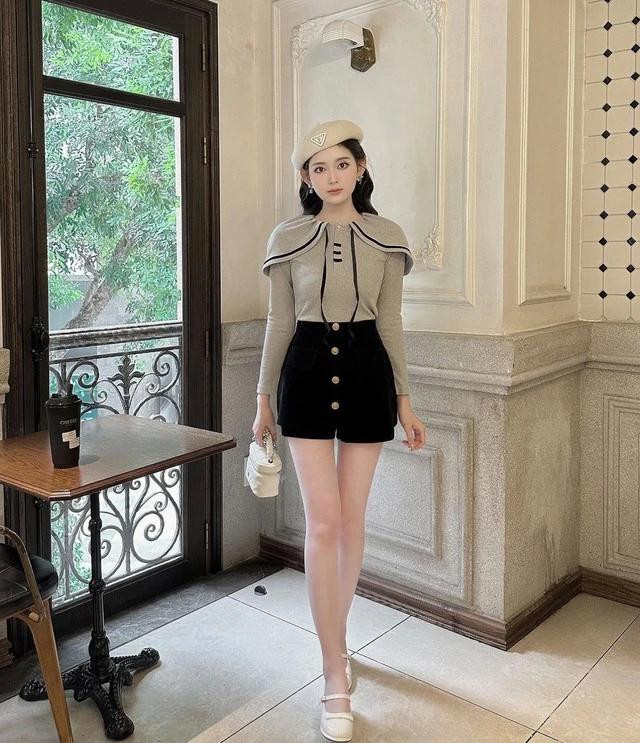 Khoác lên mình một vẻ ngoài mới lạ cùng áo thun choàng vai và quần shorts vải nhung. Lựa chọn 2 gam màu ghi nhạt và đen tuyền để kết hợp nhẹ nhàng, nhấn nhá bằng dây thắt nơ nhỏ xinh trước ngực, mẫu áo giúp nàng trở nên dịu dàng như một quý cô tiểu thư kiêu kỳ đích thực trong những ngày trời bắt đầu hửng nắng. Bỏ qua chân váy, nàng hãy thử phối cùng quần shorts để tăng thêm phần tinh tế và phá cách