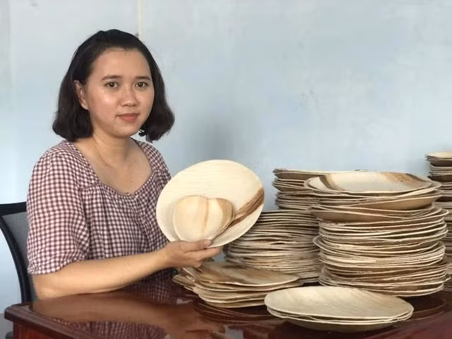 Chị An đã sản xuất được 15 loại sản phẩm từ mo cau. Ảnh DUY TÂN