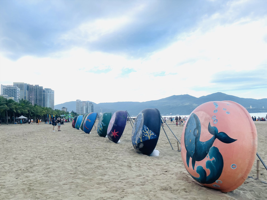 Không gian check in tại bãi biển công viên biển Đông. Ảnh: Mai Hương