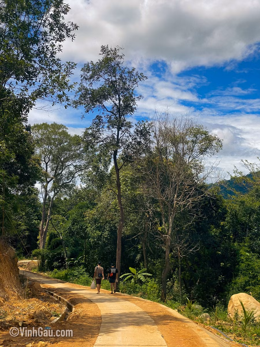 Đường đi bộ dẫn đến thác.