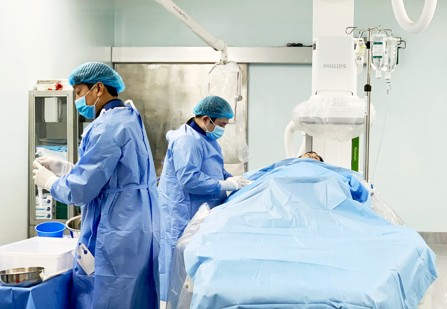 Từ tháng 10-2023 đến nay, Khoa Tim mạch (Bệnh viện Đa khoa tỉnh) đã chụp mạch vành cho trên 270 ca và can thiệp tim mạch cho gần 170 ca bảo đảm an toàn. Ảnh: N.N