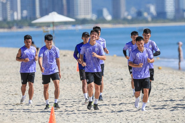 Các cầu thủ Hà Nội FC chuẩn bị cho mùa giải mới 2024/25.