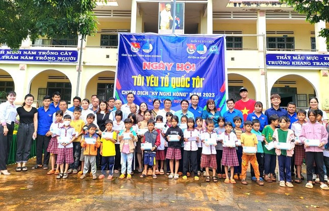 Trao học bổng cho thiếu nhi tại tỉnh Gia Lai Trao học bổng cho thiếu nhi tại tỉnh Gia Lai