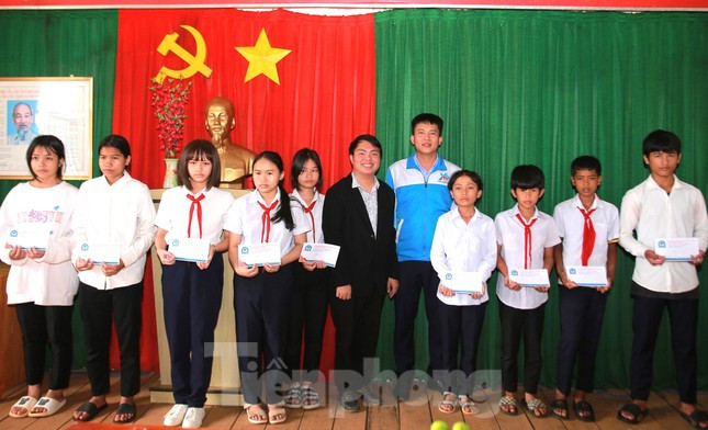 Trao học bổng cho học sinh có hoàn cảnh khó khăn Trao học bổng cho học sinh có hoàn cảnh khó khăn