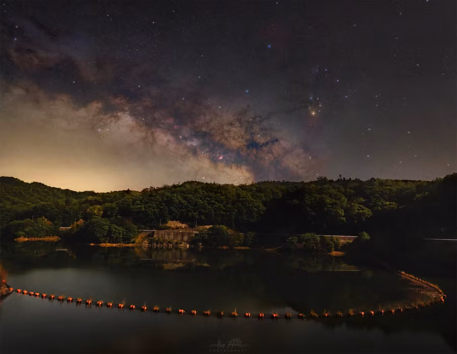 Có những đêm chàng trai Việt thong dong ở một hồ nước tại thị trấn Kamigori, Q.Ako, tỉnh Hyogo để chụp được bức ảnh dải ngân hà. Ảnh: HUY HYUNH