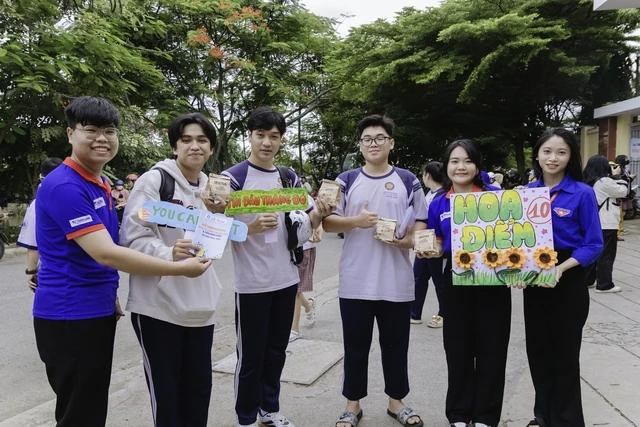 Thí sinh thích thú check in với khung ảnh. Ảnh QUỐC KHANG Thí sinh thích thú check in với khung ảnh. Ảnh QUỐC KHANG