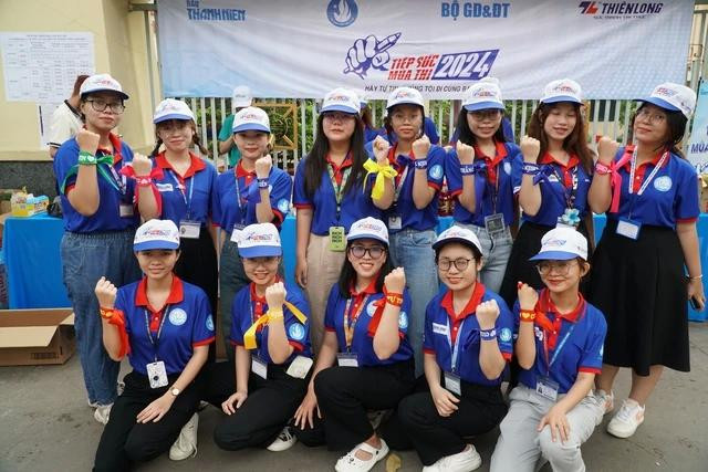 Những hình ảnh dễ thương của sinh viên tình nguyện nhắm tiếp thêm động lực cho thí sinh. Ảnh Du Chí Dũng Những hình ảnh dễ thương của sinh viên tình nguyện nhắm tiếp thêm động lực cho thí sinh. Ảnh Du Chí Dũng