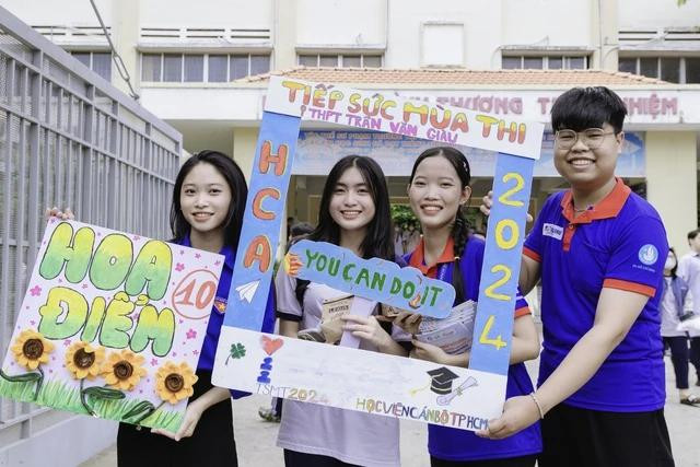 Thí sinh check in với sinh viên tình nguyện. Ảnh: QUỐC KHANG Thí sinh check in với sinh viên tình nguyện. Ảnh: QUỐC KHANG