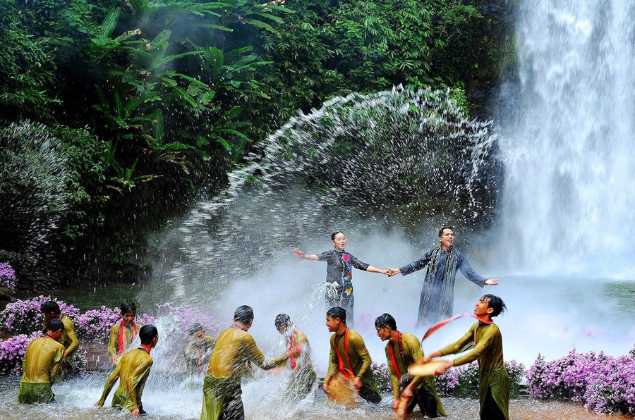 Tác phẩm &quot;Chuyện tình dưới dòng Pa Sỹ&quot; của nhiếp ảnh gia Nguyễn Quang Vinh