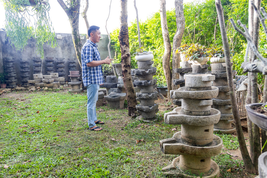 Những chiếc cối đá xay bột được người Kinh mang theo khi đến Kon Tum sinh sống. Ảnh: NB