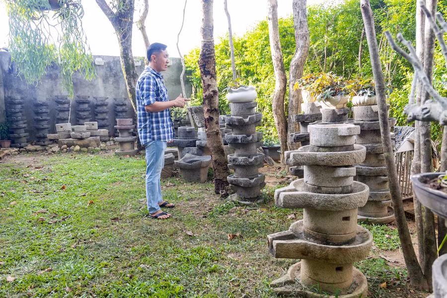 Những chiếc cối đá xay bột được người Kinh mang theo khi đến Kon Tum sinh sống. Ảnh: NB