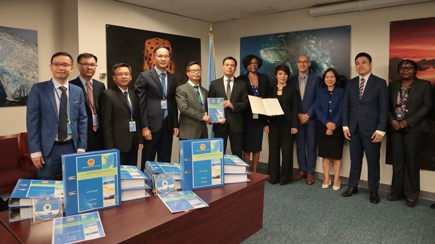 Đoàn công tác của Bộ Ngoại giao tại buổi Đệ trình Ranh giới thềm lục địa mở rộng ngoài 200 hải lý ở Khu vực Giữa Biển Đông lên Ủy ban Ranh giới Thềm lục địa Liên hợp quốc. (Nguồn: Bộ Ngoại giao) Đoàn công tác của Bộ Ngoại giao tại buổi Đệ trình Ranh giới thềm lục địa mở rộng ngoài 200 hải lý ở Khu vực Giữa Biển Đông lên Ủy ban Ranh giới Thềm lục địa Liên hợp quốc. (Nguồn: Bộ Ngoại giao)