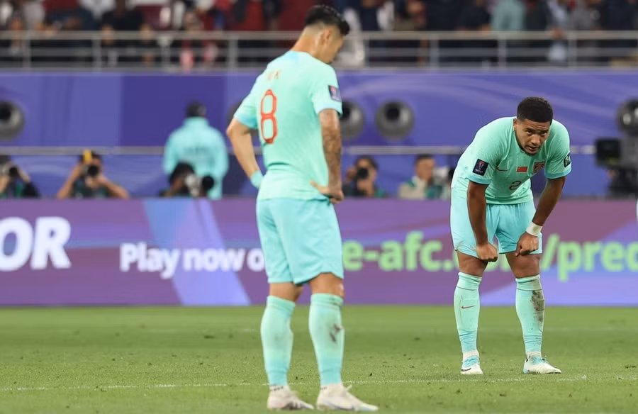 Nỗi buồn thất bại của các cầu thủ Trung Quốc. (Ảnh: Hoàng Linh/TTXVN) Nỗi buồn thất bại của các cầu thủ Trung Quốc. (Ảnh: Hoàng Linh/TTXVN)