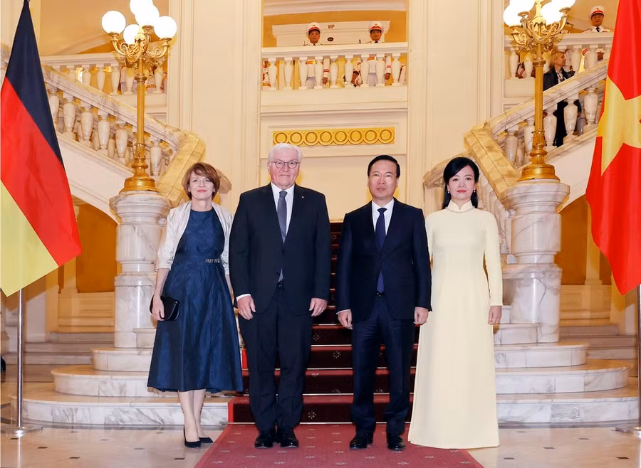 Chủ tịch nước Võ Văn Thưởng và Phu nhân cùng Tổng thống Đức Frank-Walter Steinmeier và Phu nhân dự Chương trình biểu diễn nghệ thuật tại Nhà hát Lớn Hà Nội. (Ảnh: Thống Nhất/TTXVN)