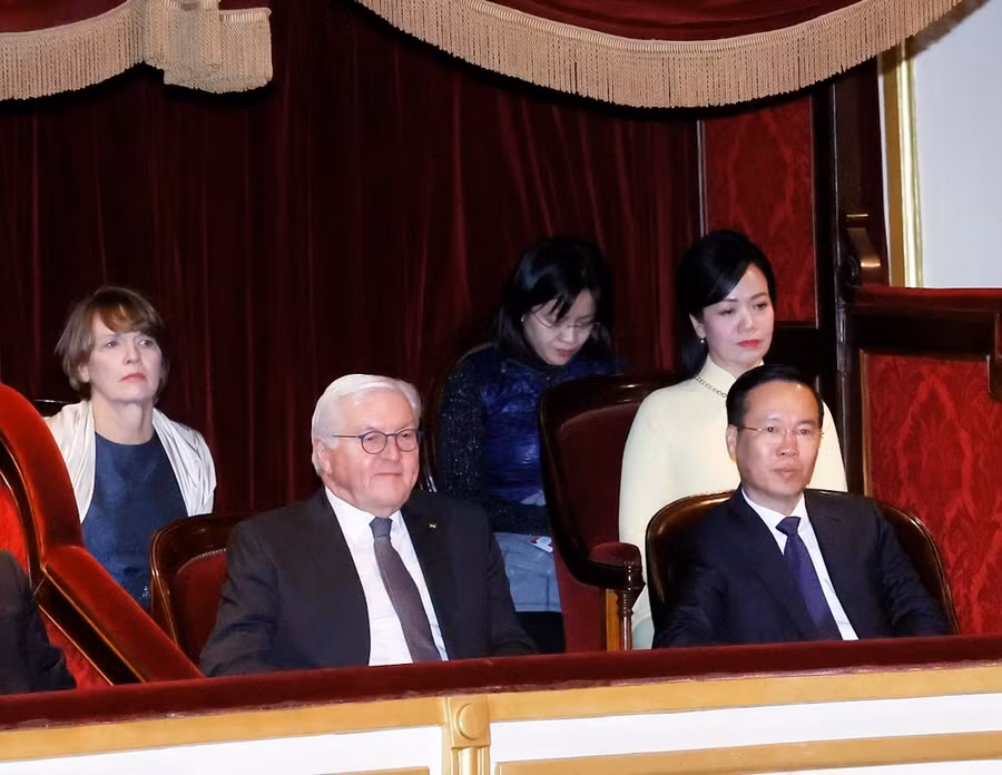 Chủ tịch nước Võ Văn Thưởng và Phu nhân cùng Tổng thống Đức Frank-Walter Steinmeier và Phu nhân xem chương trình biểu diễn nghệ thuật tại Nhà hát Lớn Hà Nội. (Ảnh: Thống Nhất/TTXVN)